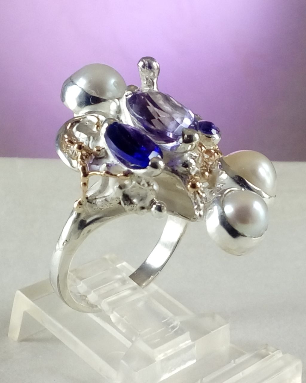 gregory pyra piro skulpturaler Ring 8070, Schmuck, der in Kunstgalerien verkauft wird, Schmuck, der in Handwerksgalerien verkauft wird, handgefertigter Schmuck mit Amethyst, handgefertigter Schmuck mit Perlen, Schmuck, Schmuck mit skulpturalem Design, handgefertigter Ring mit Amethyst und Perle