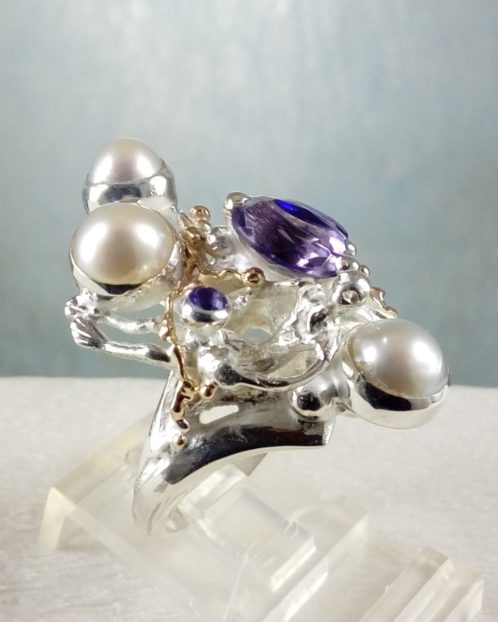 gregory pyra piro skulpturell ring 8070, smycken som säljs på konstgallerier, smycken som säljs på hantverksgallerier, handgjorda ametistsmycken, handgjorda pärlsmycken, smycken som ingen annan har, skulpturala smycken, handgjorda ring med ametist och pärla