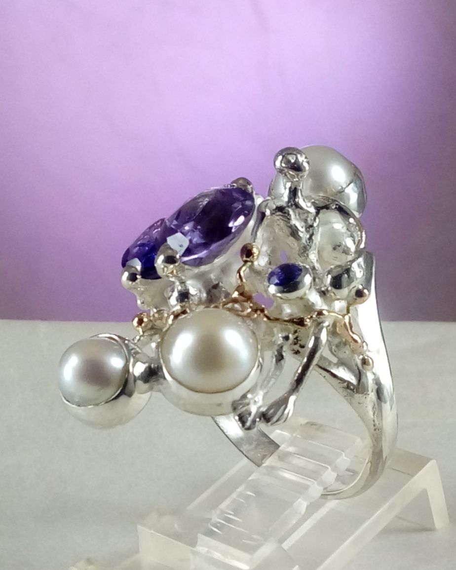 gregory pyra piro skulpturaler Ring 8070, Schmuck, der in Kunstgalerien verkauft wird, Schmuck, der in Handwerksgalerien verkauft wird, handgefertigter Schmuck mit Amethyst, handgefertigter Schmuck mit Perlen, Schmuck, Schmuck mit skulpturalem Design, handgefertigter Ring mit Amethyst und Perle