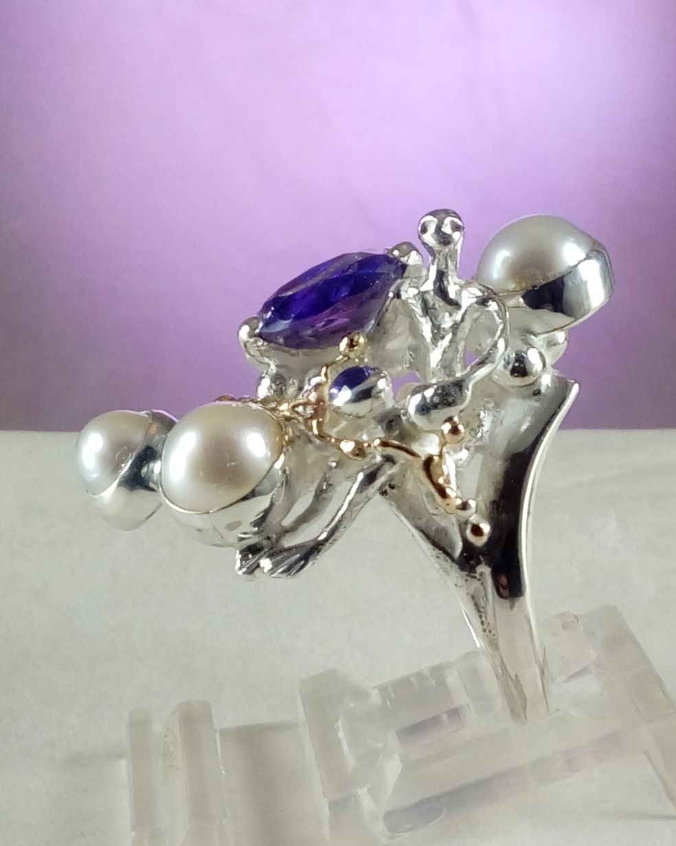 gregory pyra piro anillo escultural 8070, joyas vendidas en galerías de arte, joyas vendidas en galerías artesanales, joyas hechas a mano con amatista, joyas hechas a mano con perlas, joyas que nadie más tiene, joyas escultóricas, anillo hecho a mano con amatista y perla