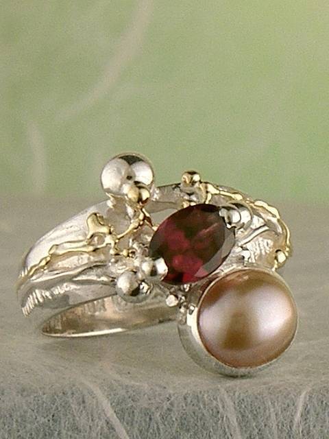 stříbro a 18 karátové zlato, granát, perla, umělecké šperky v Prazě od umělec Gregory Pyra Piro, prstýnek 2985