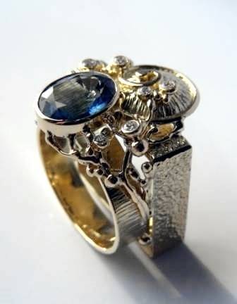 Ring, Gold 18k, blauer Saphir, Diamanten