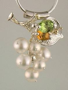 smykker som ligner på oslo design fair og andre smykkemesser, gregory pyra piro håndarbeid og design anheng med citrin og peridot 3869
