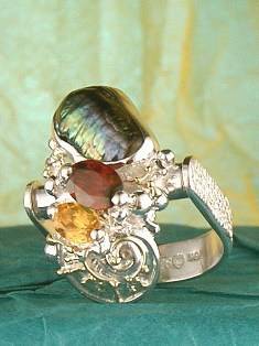 stříbro a 18 karátové zlato, granát, citrín, perla, ručně vyrobene prstýnky přívěsky, umělecké šperky v Prazě od umělec Gregory Pyra Piro, prsten přívěsek 1623