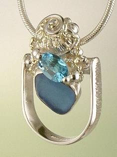stříbro a 18 karátové zlato, modrý topas, modré mořské sklo, ručně vyrobene prstýnky přívěsky, umělecké šperky v Prazě od umělec Gregory Pyra Piro, prsten přívěsek 8648