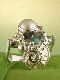 stříbro a 18 karátové zlato, iolít, grön turmalín, perla, ručně vyrobene prstýnky přívěsky, umělecké šperky v Prazě od umělec Gregory Pyra Piro, prsten přívěsek 7562