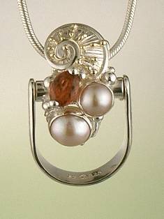stříbro a 18 karátové zlato, růžový turmalín, perla, ručně vyrobene prstýnky přívěsky, umělecké šperky v Prazě od umělec Gregory Pyra Piro, prsten přívěsek 1736