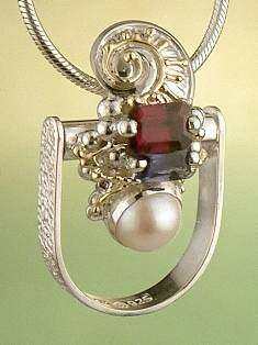 stříbro a 18 karátové zlato, iolít, granát, perla, ručně vyrobene prstýnky přívěsky, umělecké šperky v Prazě od umělec Gregory Pyra Piro, prsten přívěsek 1285