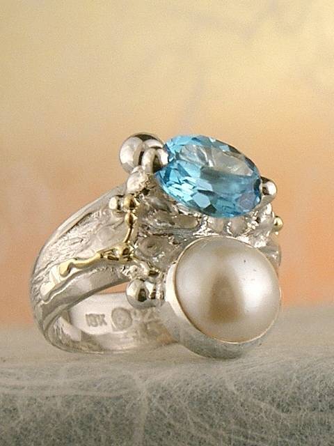stříbro a 18 karátové zlato, modrý topaz, perla, umělecké šperky v Prazě od umělec Gregory Pyra Piro, prstýnek 6432