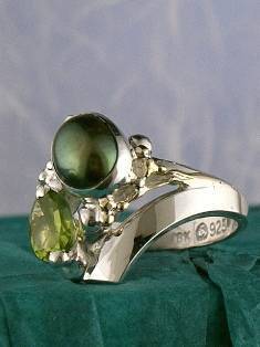 stříbro a 18 karátové zlato, olivín, perla, umělecké šperky v Prazě od umělec Gregory Pyra Piro, prstýnek 2194