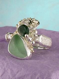 stříbro a 18 karátové zlato, zelený turmalín, zelené mořské sklo, ručně vyrobene prstýnky přívěsky, umělecké šperky v Prazě od umělec Gregory Pyra Piro, prsten přívěsek 3681