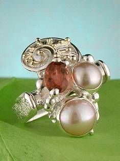 stříbro a 18 karátové zlato, růžový turmalín, perla, ručně vyrobene prstýnky přívěsky, umělecké šperky v Prazě od umělec Gregory Pyra Piro, prsten přívěsek 1736
