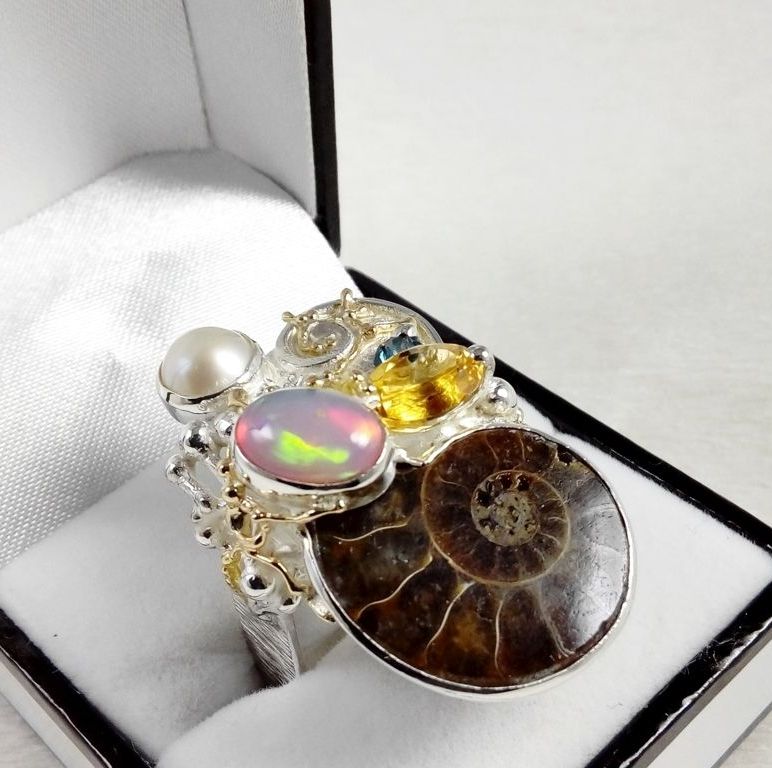 Ring 374291, sterlingsølv og gull, ammonit, opal, citrin, blå topas, perle, smykkekunst originale håndlaget, Gregory Pyra Piro