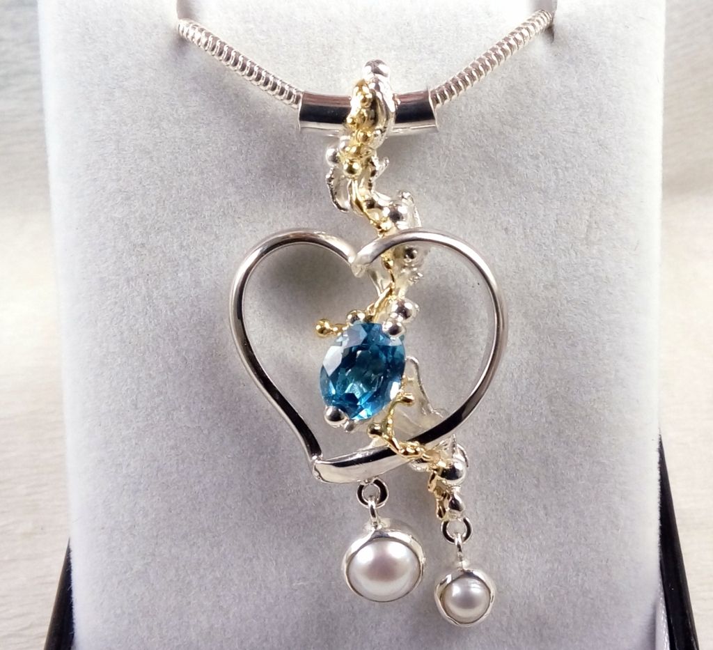gregory pyra piro, srdce přívěsek  Čís. 5391, stříbro a 14 karátové zlato, modrý topaz, perly, vyrobený originální