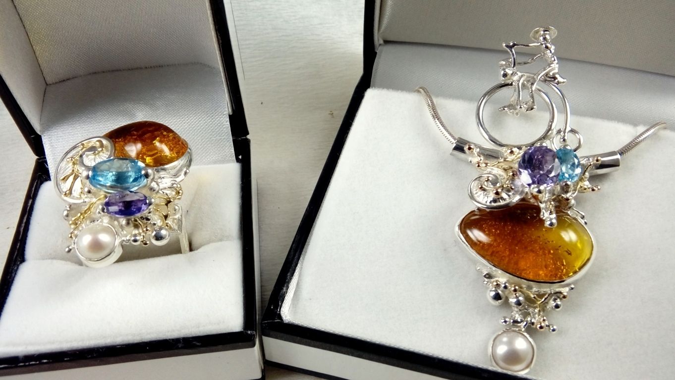 Gregory Pyra Piro šperky sada prsten a přívěsek, vysoké kolo přívěsek, historické kolo z 19. století, jízdní kolo přívěsek čís. 1950 a čtvercový prsten čís. 4822, unikátní ručně vyráběné šperky, Stříbrné a zlaté řemeslné šperky, řemeslné šperky s drahokamy, řemeslné šperky s perlami