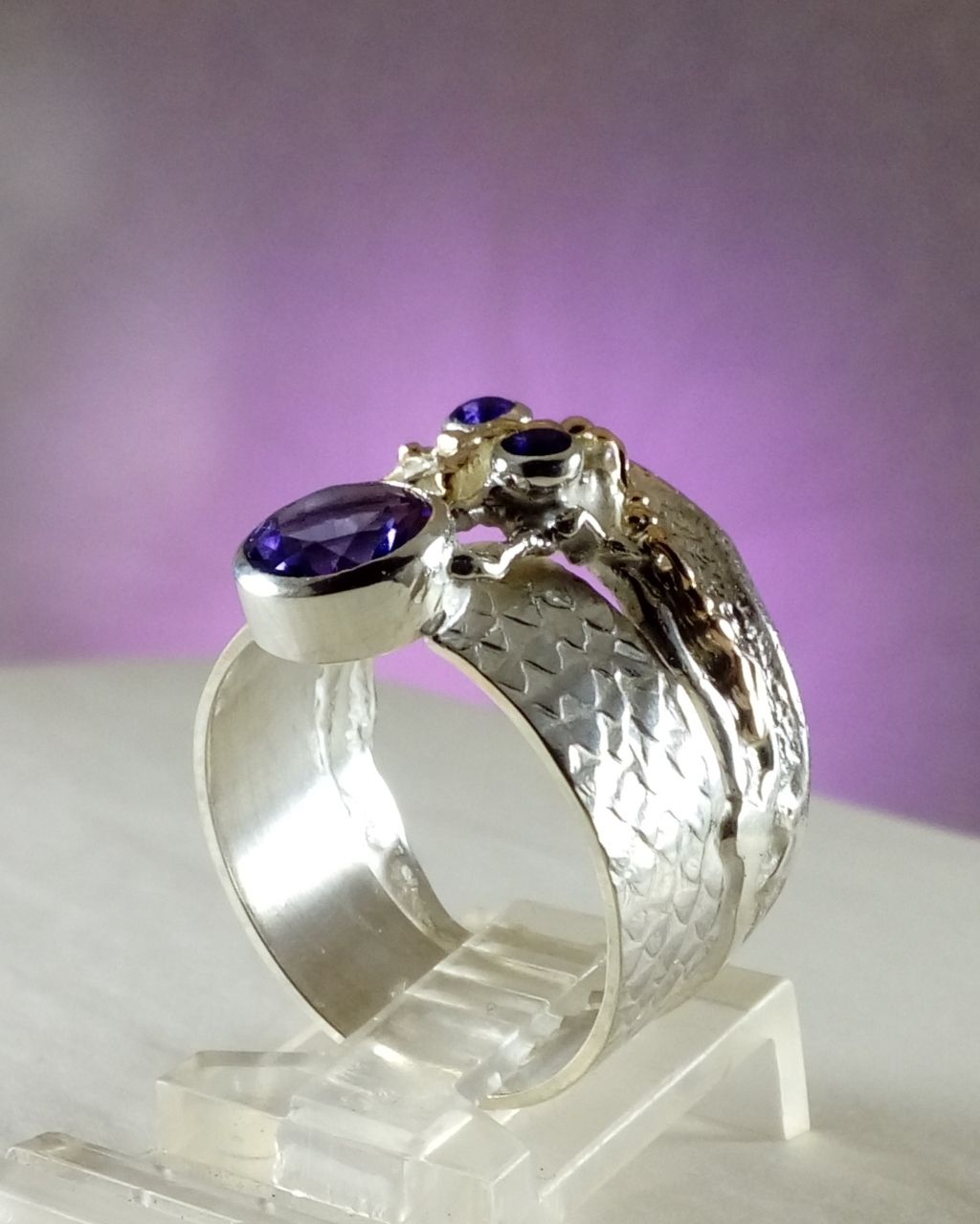 hvor kan man købe håndlavede smykker, hvor man kan købe håndlavede ringe online, købe håndlavede ring med ametyst, sølv og 14 karat guld smykker med ametyst, Gregory Pyra Piro ring 6820, håndlavede smykker med hjemlevering