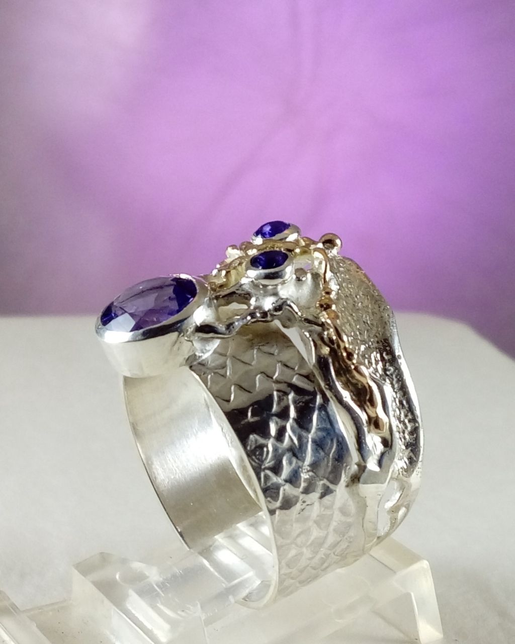 hvor kan man købe håndlavede smykker, hvor man kan købe håndlavede ringe online, købe håndlavede ring med ametyst, sølv og 14 karat guld smykker med ametyst, Gregory Pyra Piro ring 6820, håndlavede smykker med hjemlevering