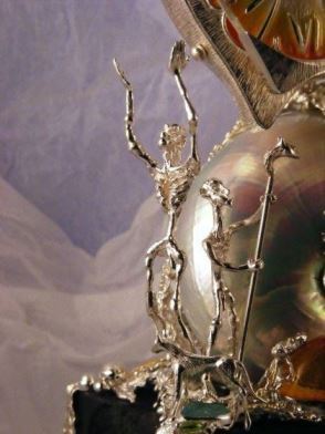 Gregory Pyra Piro Horloge Sculpture, argent 925 et or 18 ct., Nautilidae, Bois de Chêneambre, Druse, Péridot, Grenat, Améthyste, Perle