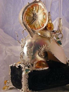Gregory Pyra Piro Horloge Sculpture, argent 925 et or 18 ct., Nautilidae, Bois de Chêneambre, Druse, Péridot, Grenat, Améthyste, Perle
