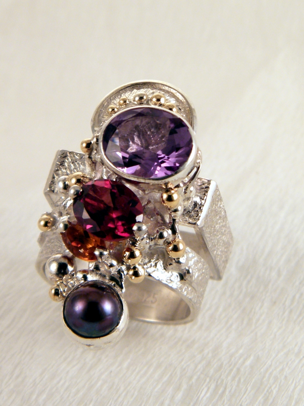 gregory pyra piro handgjord ring 2631, ring med ametist, ring med granat, ring med pärlor, silver och guld smycken, silver och guld ring