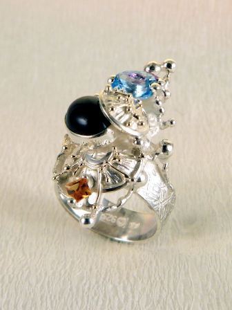 stříbro a 14 karátové zlato, olivín, turmalín, perly, umělecké šperky, módní šperky, modní styl, sběratelská položka, Gregory Pyra Piro kvadrátový prstýnek 4030