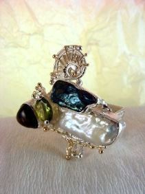 stříbro a 14 karátové zlato, olivín, turmalín, perly, umělecké šperky, módní šperky, modní styl, sběratelská položka, Gregory Pyra Piro kvadrátový prstýnek 8932