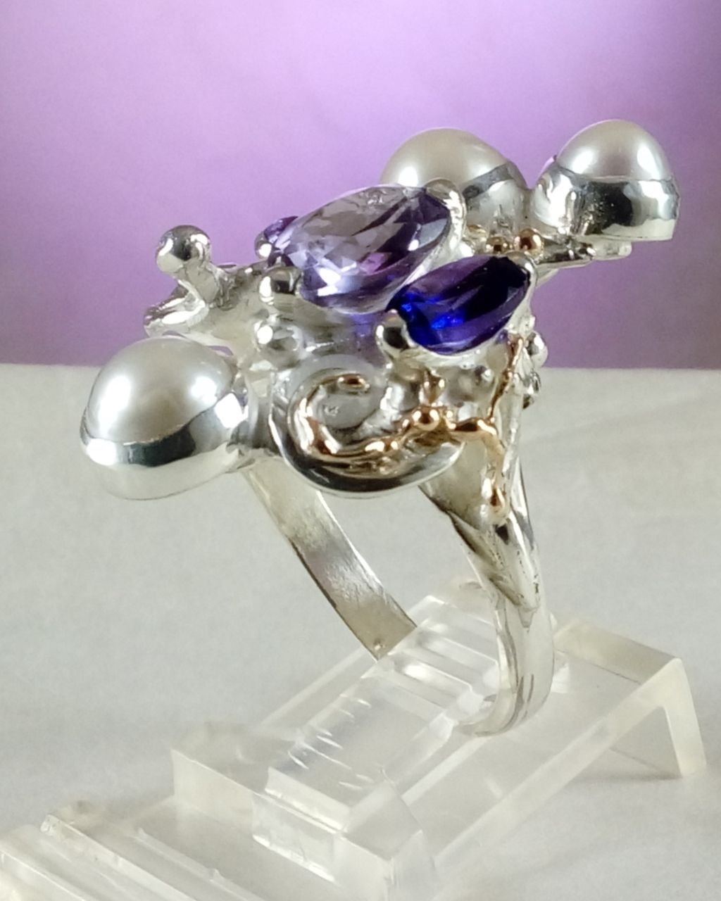 gregory pyra piro skulpturell ring 8070, smycken som säljs på konstgallerier, smycken som säljs på hantverksgallerier, handgjorda ametistsmycken, handgjorda pärlsmycken, smycken som ingen annan har, skulpturala smycken, handgjorda ring med ametist och pärla