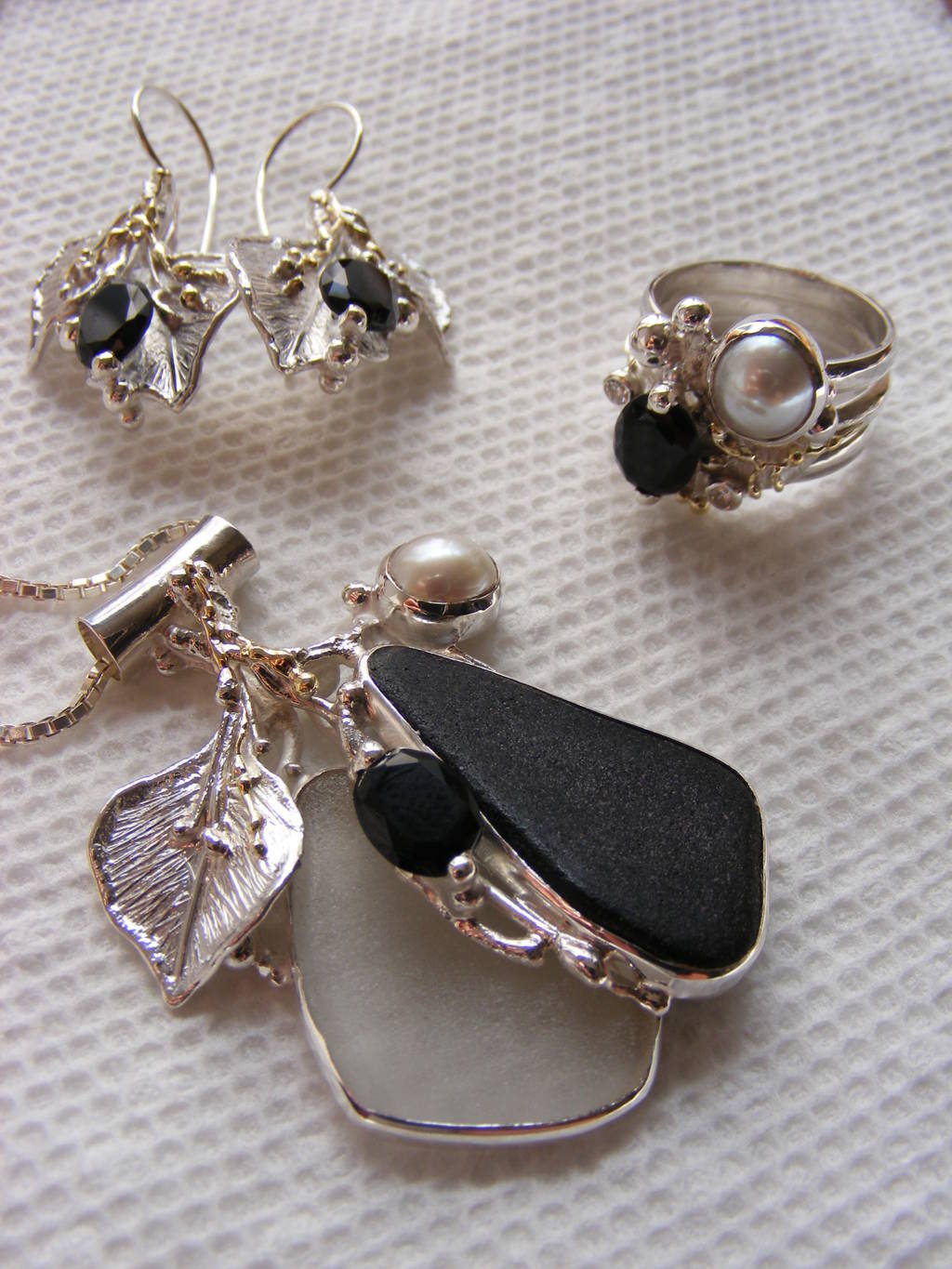 gregory pyra piro black onyx set 57230, gregory pyra piro conceptual one of a kind sculptural jewellery, jewellery handcrafted by jewellery maker, jewellery made from gold and silver with black onyx an pearls, handcrafted conceptual jewellery with sea glass and black onyx, one of a kind handcrafted conceptual jewellery with sea glass and pearls