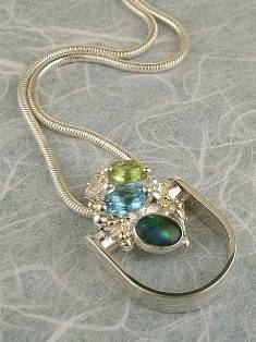 stříbro a 18 karátové zlato, olivín, modrý topas, opál, ručně vyrobene prstýnky přívěsky, umělecké šperky v Prazě od umělec Gregory Pyra Piro, prsten přívěsek 7362