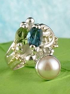 jewellery with seaside theme, jewellery with seashells theme, jewellery with nature theme, jewllery with ocean theme, jewelry made by artist, mixed metal jewelry made from silver and gold, handcrafted rings for women with blue topaz and peridot 5848