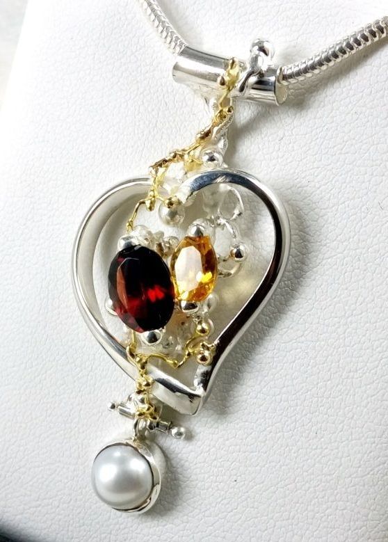 gregory pyra piro, jedinečný ručně vyráběný přívěsek srdce čís. 5392, ručně vyráběný přívěsek srdce ze stříbra a zlata, jedinečný design řemeslníka ručně přívěsek srdce s granátem, citrinema perlami