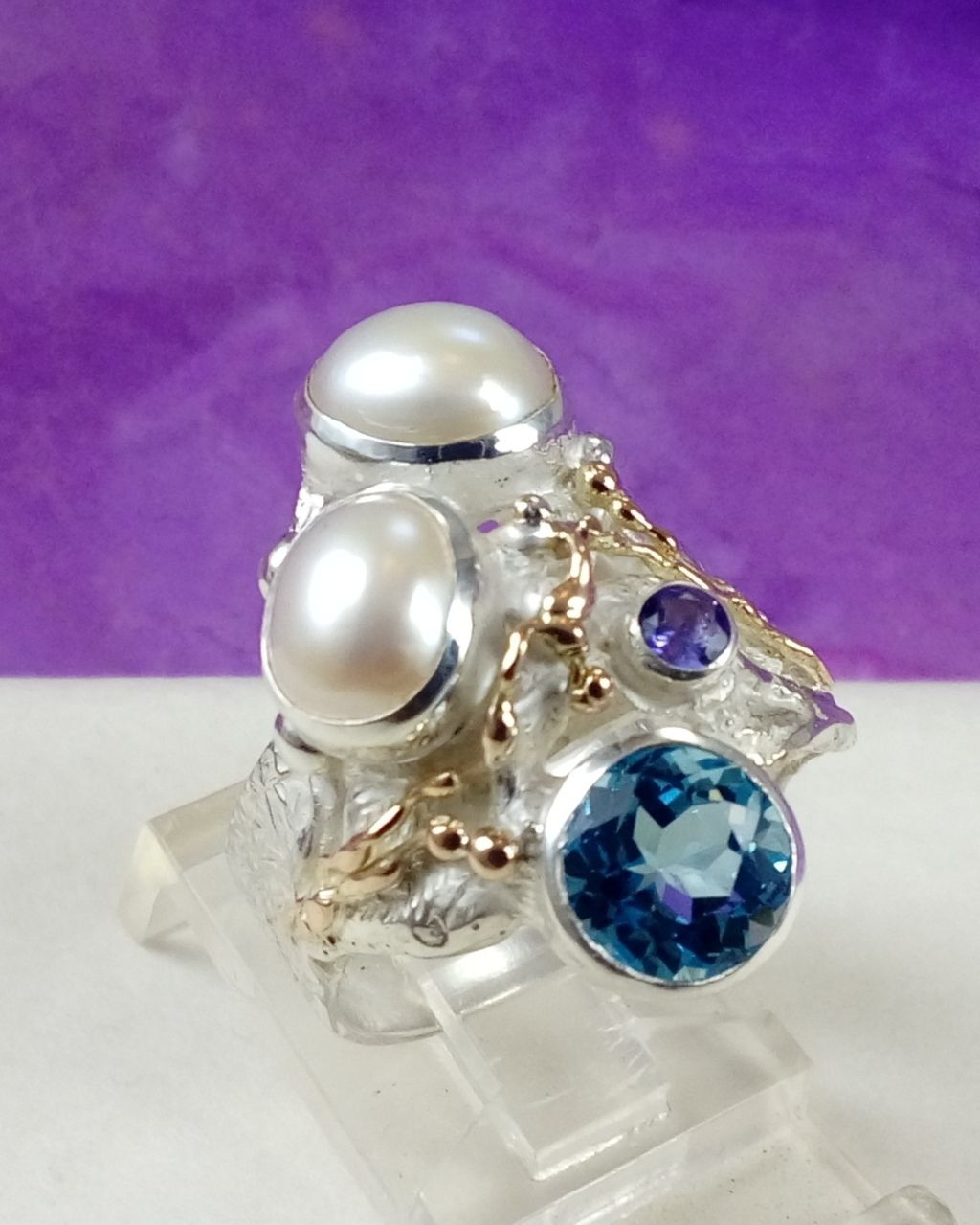 Gregory Pyra Piro ručně vyrobený prsten 3045, šperky prodávané v galeriích, prsten s jantarem a ametystem, prsten s ametystem a perlou, prsten s perlou a modrým topazem