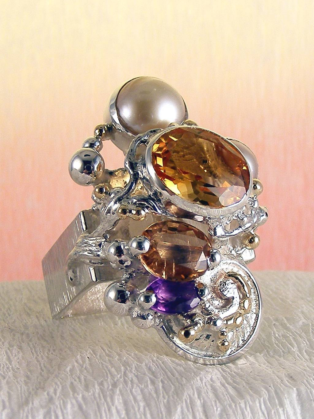 Gregory Pyra Piro kvadrátový prstýnek 4291, prsten s růžovým turmalínem a citrinem, prsten s ametystem a růžovým turmalínem, prsten s citrinem a perlami, prsten s ametystem a perlami, prsten s turmalínem a perlami, šperky s doručením k vám domů v Ostravě, šperky s doručením k vám domů v Brně, šperky prodávané v galeriích, prsten vyrobený ručně
